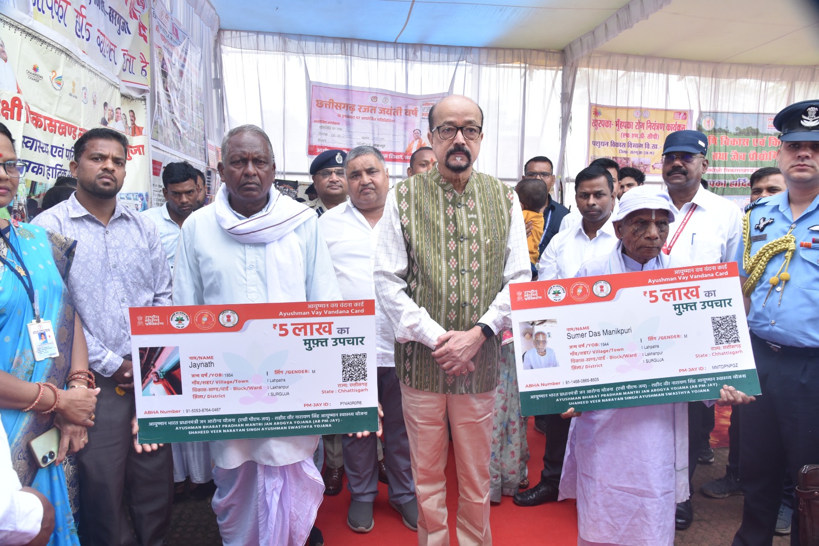 राज्यपाल श्री रमेन डेका ने पीएम आवास योजना के हितग्राहियों को किया सम्मानित स्व सहायता समूह की दीदियों से मिलकर उत्पादों का किया अवलोकन, आगे बढ़ने किया प्रेरित